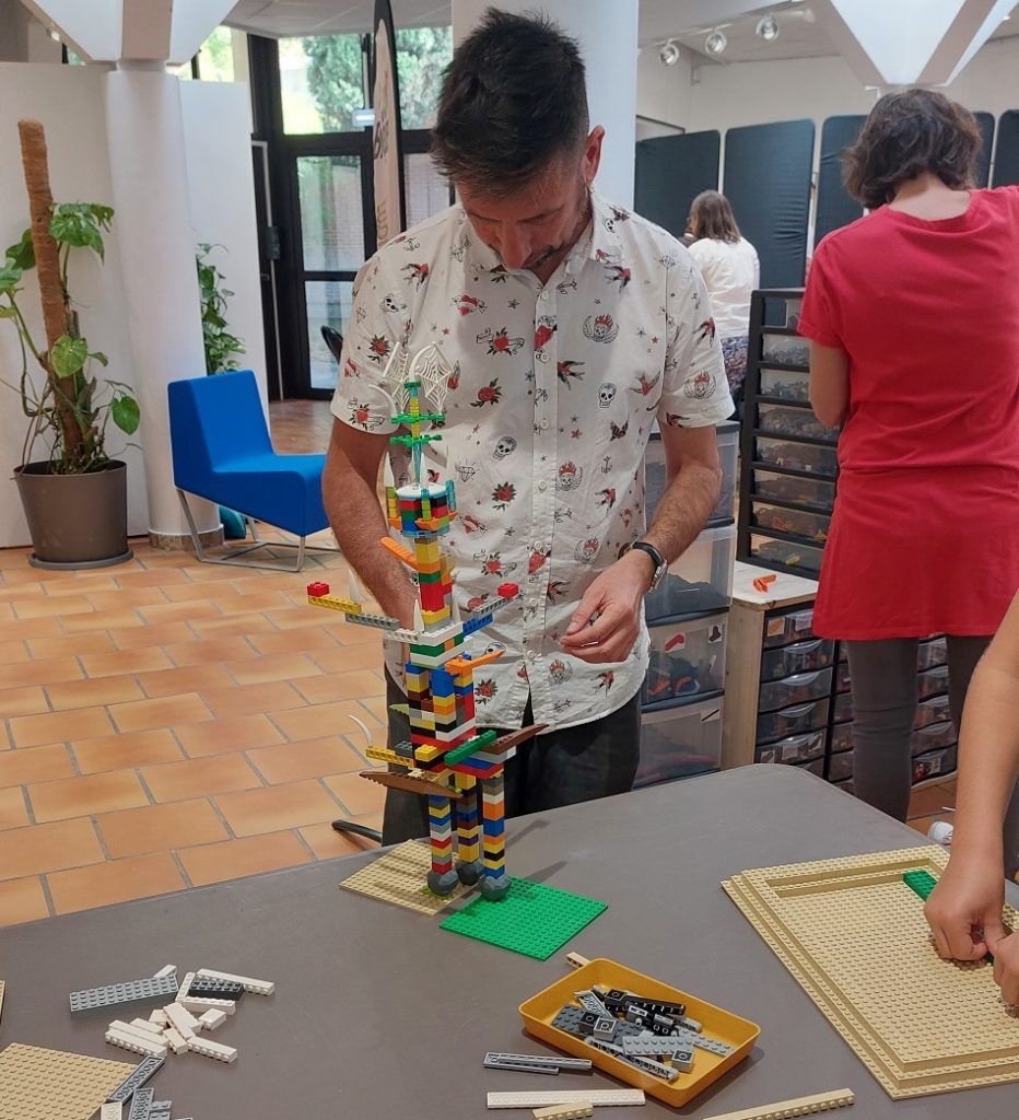 Evénement Lego avec l'artiste Denis Brun artothèque de Miramas - Ludi Briques