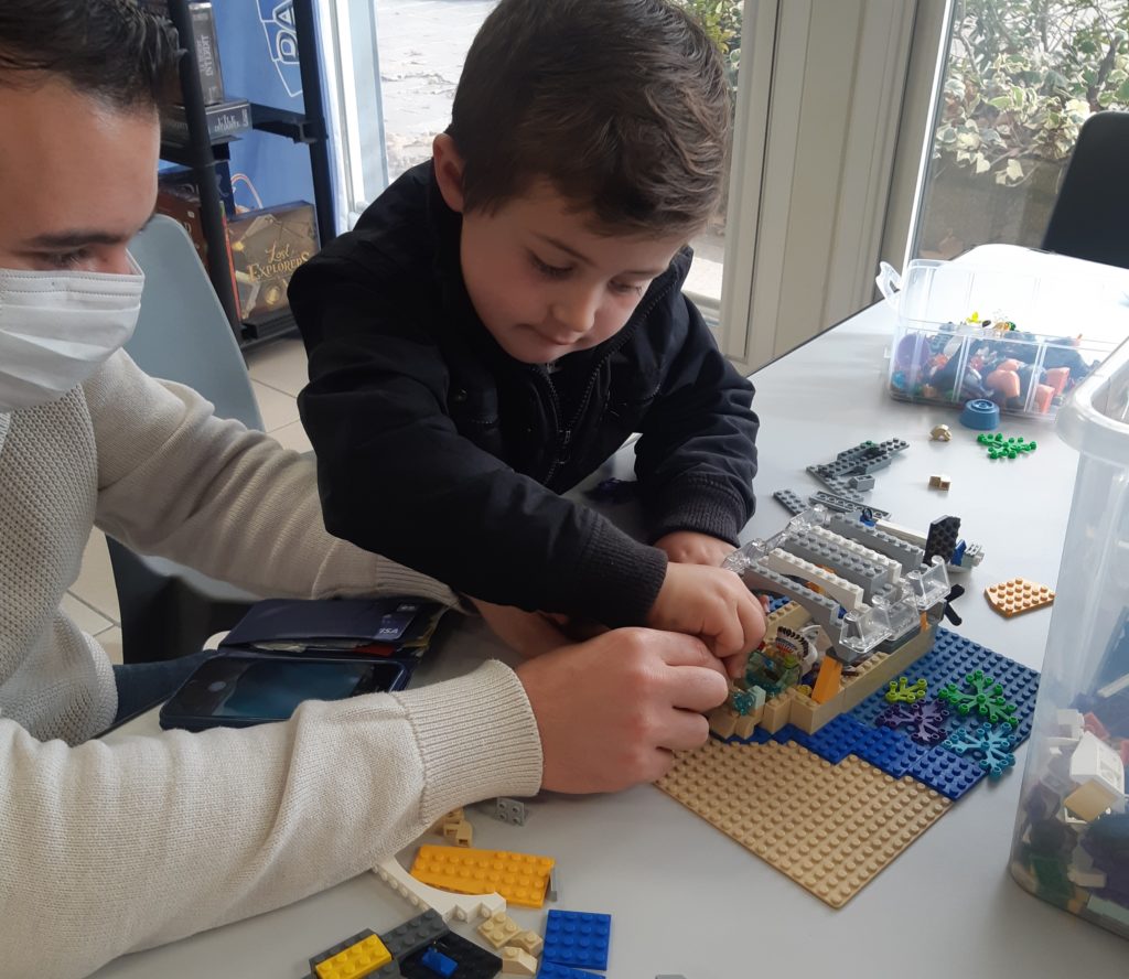 Salon du jeu de Grans en famille avec briques Lego - Ludi Briques