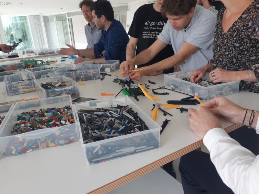 Team learning Airbus avec des briques - Ludi Briques