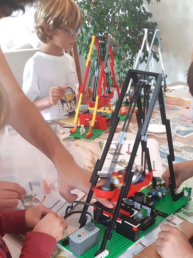 Anniversaire Lego bateau pirate motorisé pédagogique - Ludi Briques