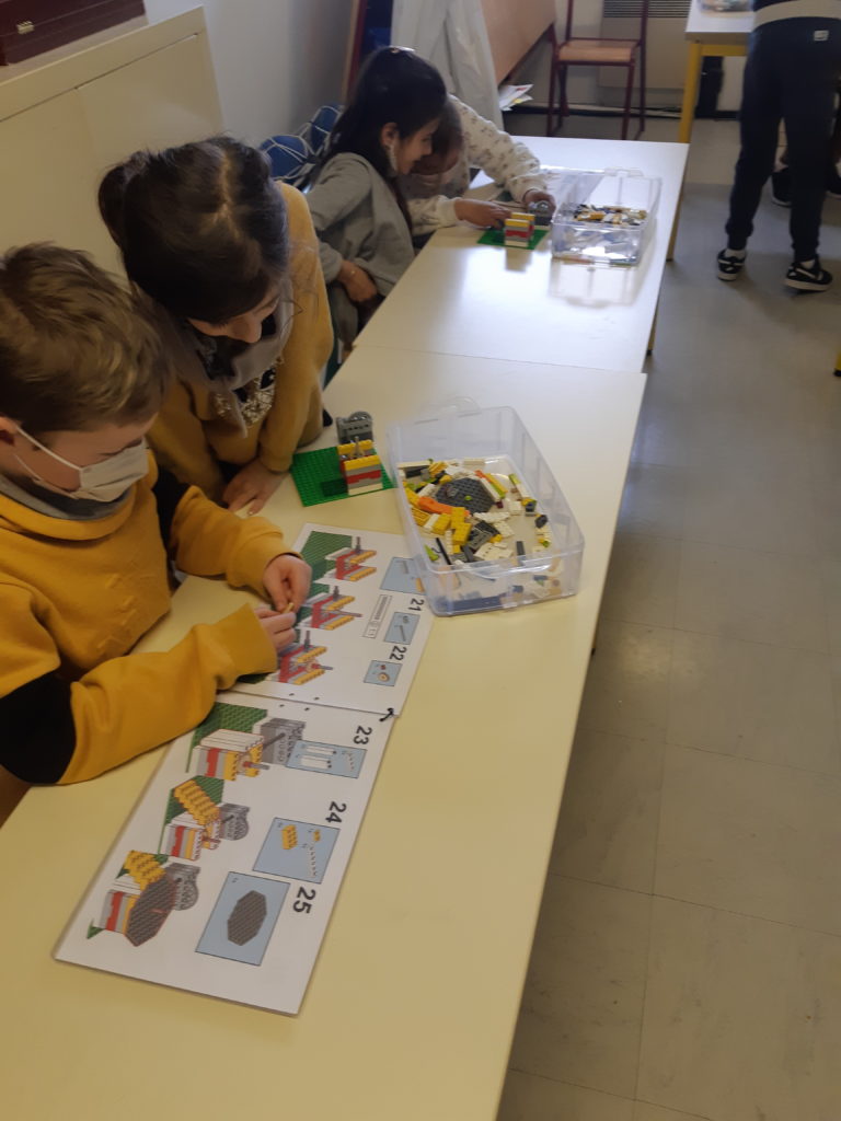 Atelier pédagogique école jeu mécanisme du manège- Ludi Briques