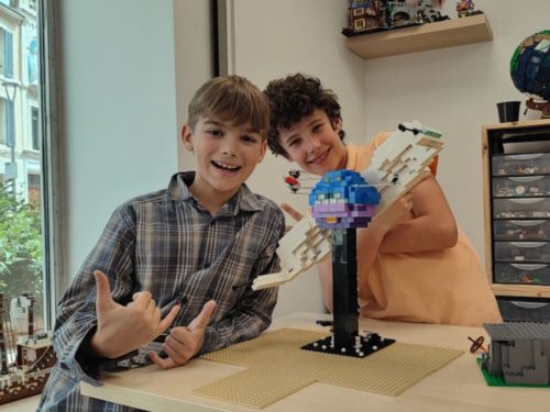 Des enfants ravis de leur construction pendant une animation anniversaire LEGO, club LEGO enfant