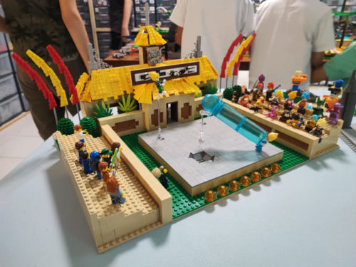 Atelier créativité LEGO enfants illustrant une grande arène de tournoi du manga japonais Bragon Ball construite en briques LEGO.