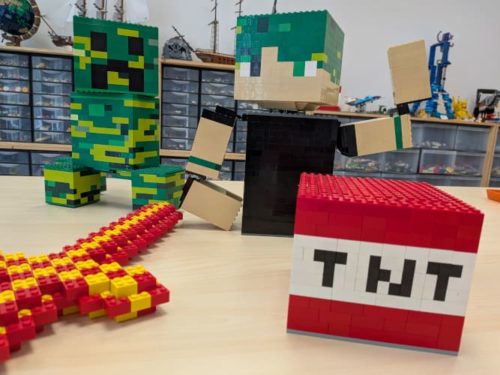 Défi stage vacances lego enfants avec la construction d'un Creeper et d'un bloc TNT géants en briques.
