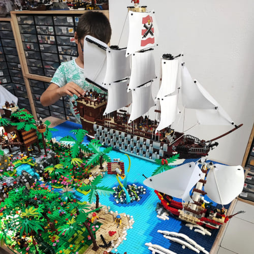 Défi LEGO vacances enfants à Salon-de-Provence : un grand navire de guerre construit en équipe lors d'un stage de construction LEGO.