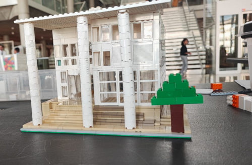 Stage vacances créatif PACA : reproduction en briques de la bibliothèque de Nîmes lors d'un atelier de construction et ingénierie LEGO.