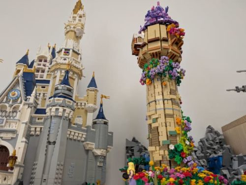 stage vacances lego créatif PACA présentant la tour de Raiponce et le château de Cendrillon assemblés en briques.