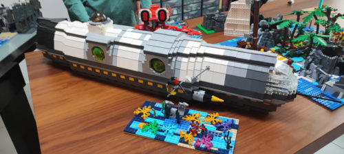 stage vacances lego histoire et science LEGO dévoilant le légendaire sous-marin Nautilus et ses fonds marins colorés construits en briques.