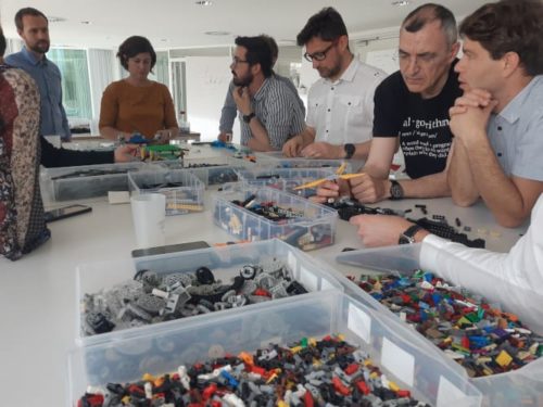 Collaborateurs échangeant lors d'un team building LEGO et animation d'entreprise en France