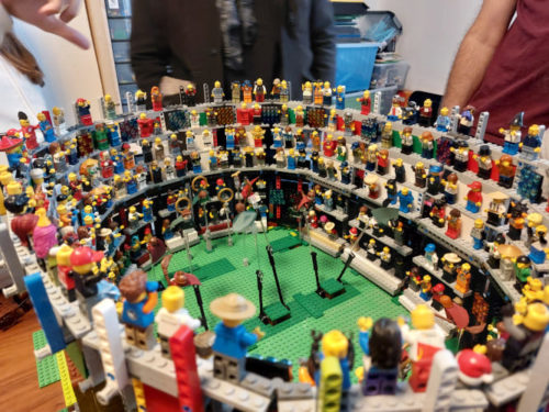 Maquette géante en briques LEGO d'un stade de Quidditch Harry Potter réalisée en équipe par des enfants lors d'un stage de vacances à Salon-de-Provence.